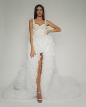 Görseli Galeri görüntüleyiciye yükleyin, Swan Wedding Dress with gorgeous long veil skirt