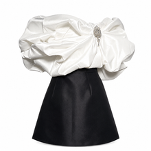 Carica l'immagine nel visualizzatore di Gallery, Taffeta Sculptural Dress with Pearp Brooch
