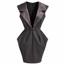 Carica l'immagine nel visualizzatore di Gallery, Black Sabrina sculpted dress
