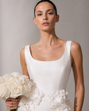 Загрузить изображение в средство просмотра галереи, Couture Taffeta Flower Wedding Dress
