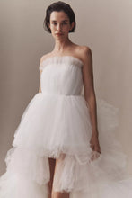 Carica l&#39;immagine nel visualizzatore di Gallery, Lola Strapless Tulle Tiered High-Low Wedding Gown
