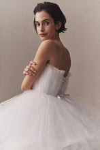 Carica l&#39;immagine nel visualizzatore di Gallery, Lola Strapless Tulle Tiered High-Low Wedding Gown
