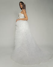 Charger l&#39;image dans la galerie, Swan Wedding Dress with gorgeous long veil skirt 
