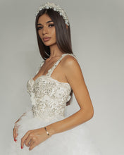 Загрузить изображение в средство просмотра галереи, Swan Wedding Dress with gorgeous long veil skirt 
